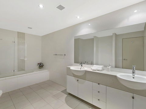 Coast Luxury Apartment Penthouse 23 - Darwin Holiday 2
