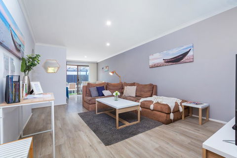 Coastal Convenience! Walk To The Shops & Cafes... - Darwin Holiday 0