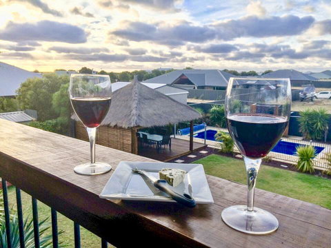 Coastal Paradise Holiday Home: Swimming Pool + WiFi - Darwin Holiday 0