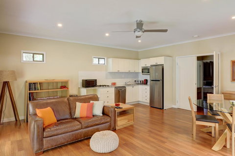 Cockatoo Hideaway - Darwin Holiday 1