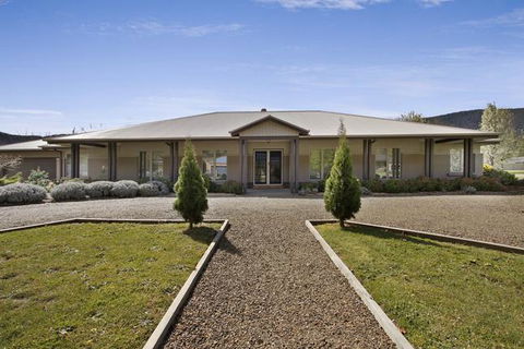 Collins Retreat - 4 Bedroom Home With Pool - Darwin Holiday 0