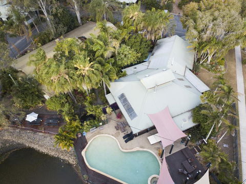 Colonial Village Cabins, Camping & Tours - Hervey Bay YHA - Darwin Holiday 1