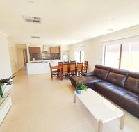 Comfortable 5BR House 6mins to Werribee Station.Great Ocean Road tourist stopover - Darwin Holiday