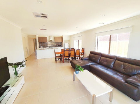 Comfortable 5BR House 6mins To Werribee Station.Great Ocean Road Tourist Stopover - Darwin Holiday 0