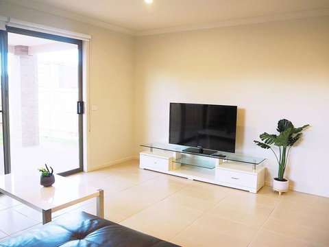 Comfortable 5BR House 6mins To Werribee Station.Great Ocean Road Tourist Stopover - Darwin Holiday 2