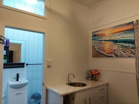 Comfortable Guest Room Closes To Emerald CBD - Darwin Holiday 2