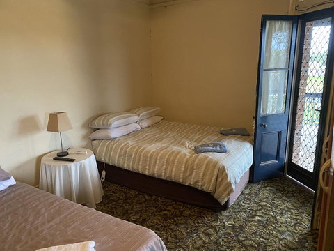 Commercial Hotel Curlewis - Darwin Holiday 2