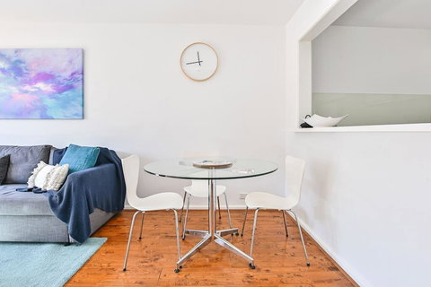 COMO A South Yarra Delight, Car Park And King Bed - Darwin Holiday 3