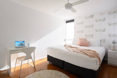 COMO A South Yarra Delight, Car Park And King Bed - Darwin Holiday 1