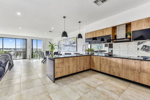 CONROE EXECUTIVE TOWNHOUSE - MODERN & STYLISH - Darwin Holiday 1