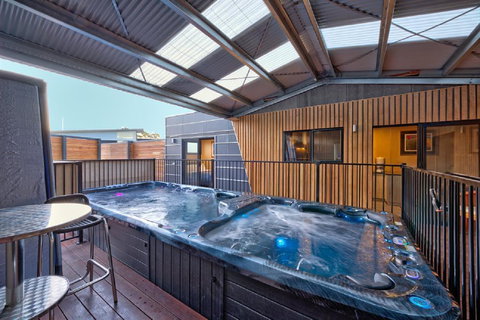 Containment Accommodation - Darwin Holiday 1