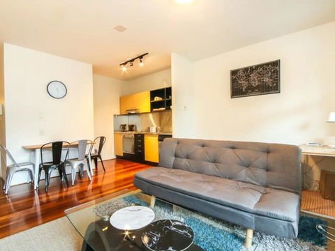 Contemporary 1 Bedroom Teneriffe Apartment With Pool And Gym - Darwin Holiday 2
