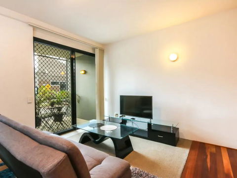 Contemporary 1 Bedroom Teneriffe Apartment With Pool And Gym - Darwin Holiday 0