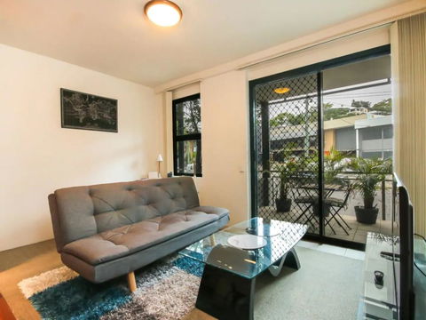 Contemporary 1 Bedroom Teneriffe Apartment With Pool And Gym - Darwin Holiday 1