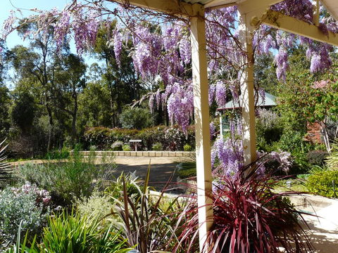 Country Charm Retreat B&B - Darwin Holiday 0
