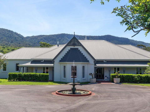 Cowley House - Stunning Entertainer, Views, Pool - Darwin Holiday 0