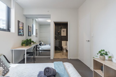 Cozy 2BR Apt 1MinWalkToTrain Bus Shopping Sleeps8 - Darwin Holiday 1