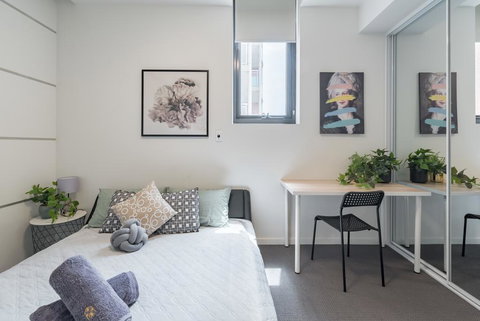 Cozy 2BR Apt 1MinWalkToTrain Bus Shopping Sleeps8 - Darwin Holiday 0