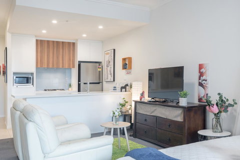 Cozy 2BR Apt 1MinWalkToTrain Bus Shopping Sleeps8 - Darwin Holiday 2