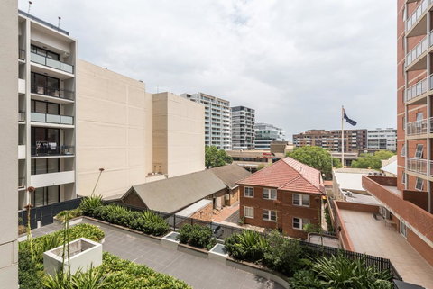 Cozy 2BR Apt 1MinWalkToTrain Bus Shopping Sleeps8 - Darwin Holiday 3