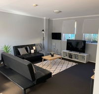 Cozy 3BR Townhouse in Liverpool CBD with parking - Darwin Holiday