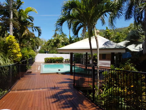 Crazy About Cairns Resort Living - 6 Bedrooms - Darwin Holiday 1