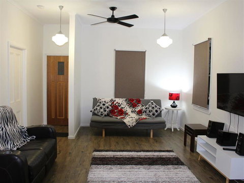 Creekview Cottage - 70 Lock Street - Darwin Holiday 3