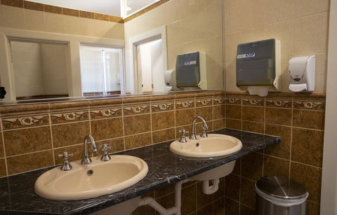 Criterion Hotel Gundagai - Darwin Holiday 2