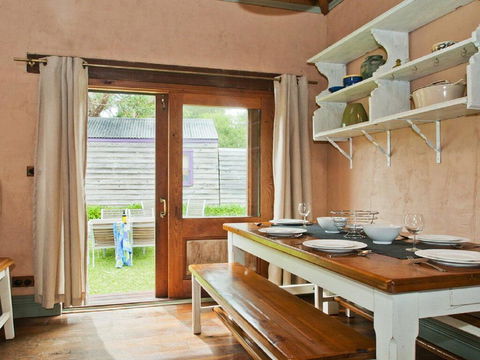 Culburra Cottage - Charming Country Style Cottage - Darwin Holiday 1