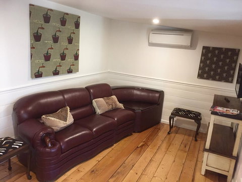 Darcy's Cottage On Piper - Darwin Holiday 1