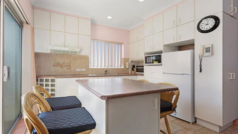 Debra Court 11 - Darwin Holiday 1