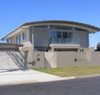 Dew on Lakeview Street - Darwin Holiday