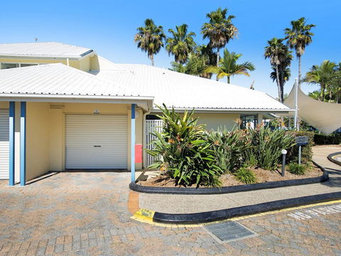 Diamond Beach 3 Bedroom Poolside Apartment - Darwin Holiday 2