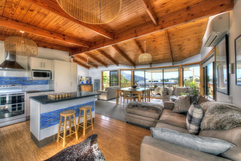 Dove On Freycinet - Darwin Holiday 1