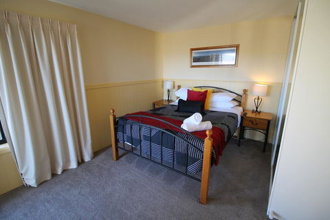 Dromaius 5 - Great Views Of The Snowy Mountains - Darwin Holiday 1