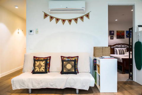 Eclectic 1 Bedroom South Yarra Hideaway - Darwin Holiday 1
