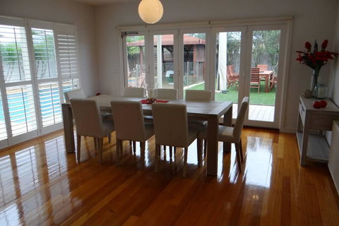 Elegant Entertainer - Darwin Holiday 0