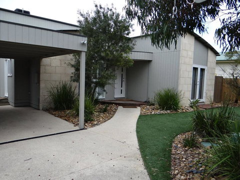 Elegant Entertainer - Darwin Holiday 1