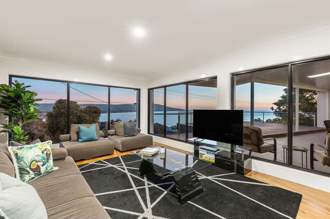 Ellerina Sea Vista Luxury Family Retreat With Sauna, Pool, Amazing Water Views, Walk To Beach - Darwin Holiday 3