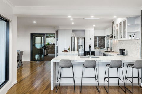 Ellerina Sea Vista Luxury Family Retreat With Sauna, Pool, Amazing Water Views, Walk To Beach - Darwin Holiday 1