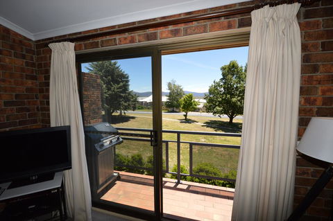 Ellswood 5 - Darwin Holiday 0