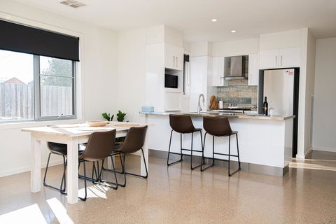 Endsleigh II - Cosy 2 Bedroom Villa, Free Wifi, Near CBD - Darwin Holiday 0