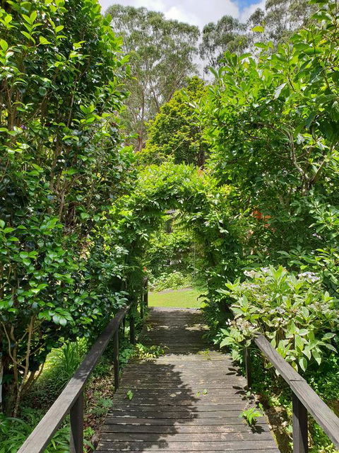 English Gardens - Garden Cottage - Darwin Holiday 0