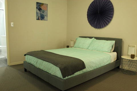 Enjoyable Holiday Home For Group Six - Darwin Holiday 1