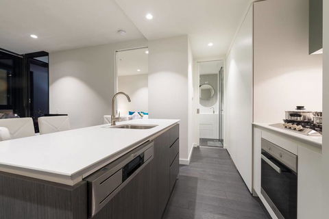 EQ Tower Luxury 2 Bedroom Skyline CBD Apartment - Darwin Holiday 3