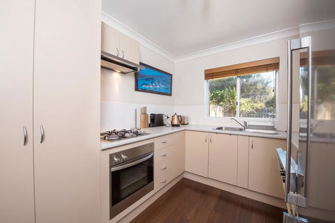 Erulisse-Spacious Townhouse With Magical Lake Views - Darwin Holiday 3