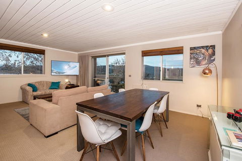 Erulisse-Spacious Townhouse With Magical Lake Views - Darwin Holiday 1