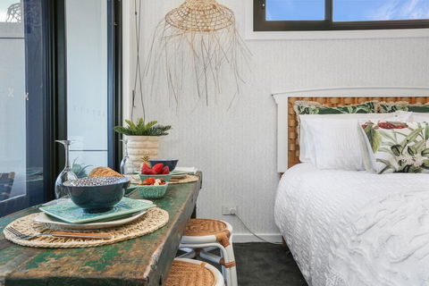 Eternity 141 - Room With Private Bathroom, Balcony Bed & Breakfast - Darwin Holiday 3