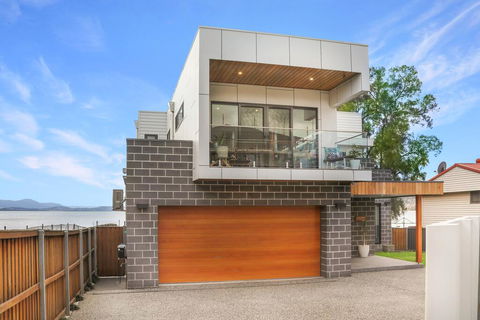 Eternity 141 - Room With Private Bathroom, Balcony Bed & Breakfast - Darwin Holiday 1