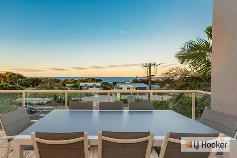 EXCLUSIVE OCEAN VIEW PENTHOUSE ON MARINE PARADE - Darwin Holiday 0